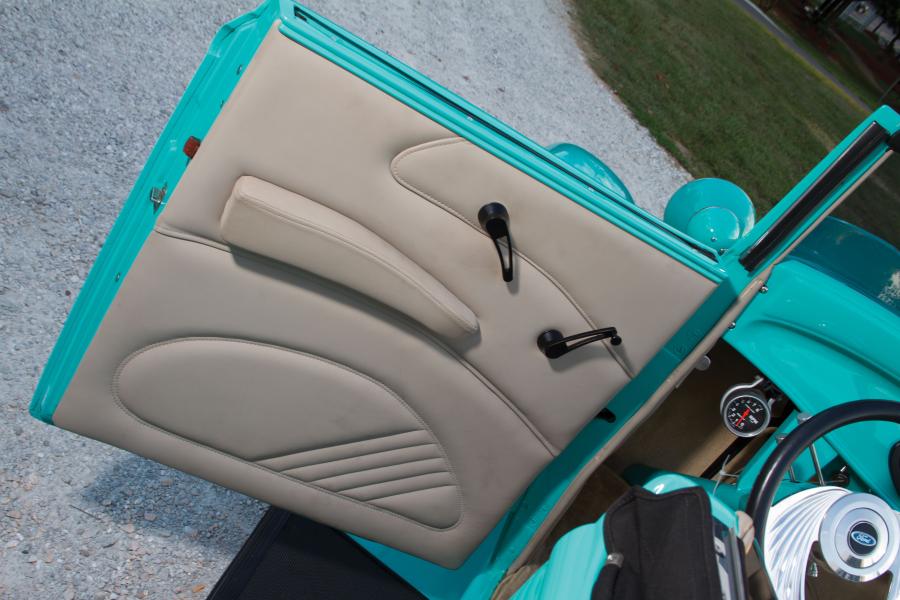  Ford Custom Cabriolet 1932 года  (фото 7 из 19)